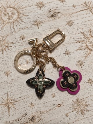 Llavero Louis Vuitton en tonos oscuros fucsia