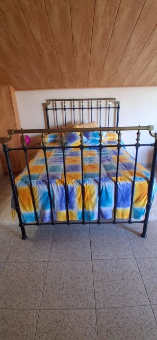 Cama antigua de hierro forjado