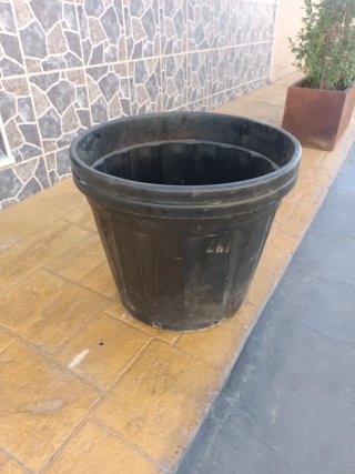Maceta de Plástico Negra de 130 litros