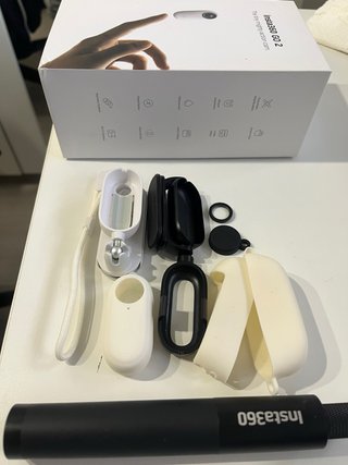 Insta360 GO 2 con accesorios y caja