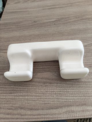 Colgador de cerámica blanco