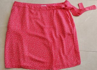Falda roja con estampado