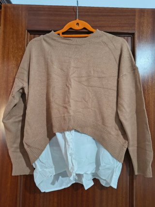 Jersey Beige con Detalle de Camisa