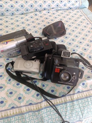 Lote di 1 videocamera e 3 fotocamere