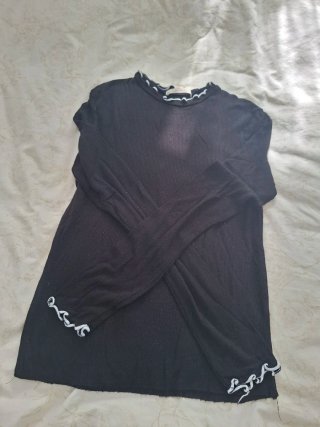 Camiseta negra con detalles en cuello y puños