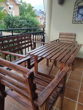 Conjunto de mesa, dos sillas y banco de madera