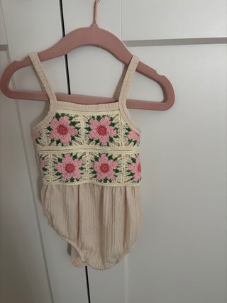 Body de bebé con detalles de crochet