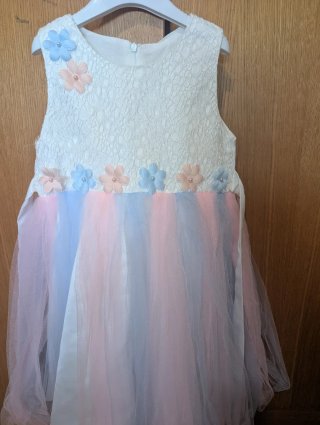 Vestido de niña con flores y tul