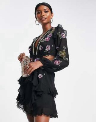 Vestido negro con detalles de flores en lentejuela
