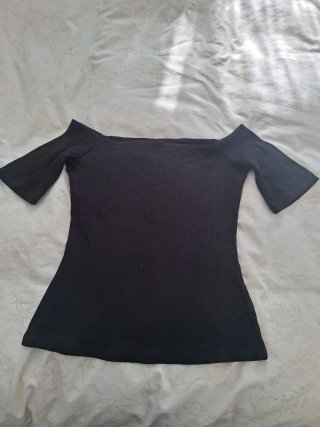 Camiseta negra hombros descubiertos