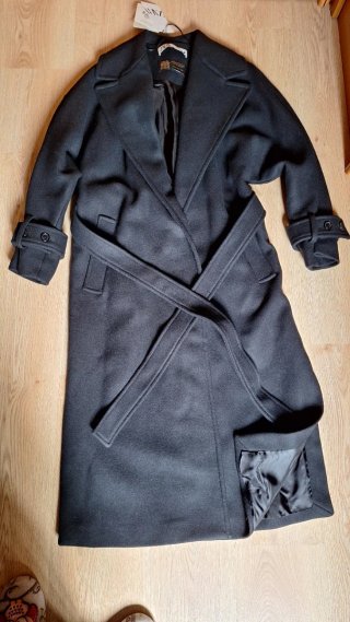 Abrigo de paño negro Zara