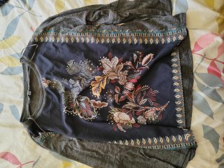 Camiseta gris con estampado floral