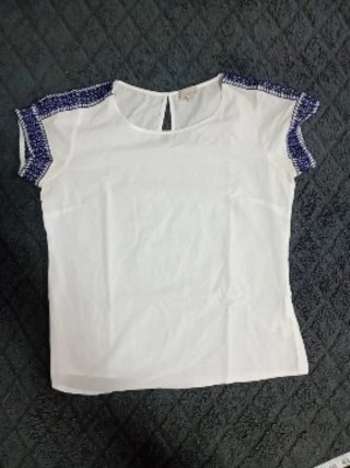 Blusa blanca con bordados azules