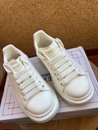Zapatillas blancas y rosas elegantes.