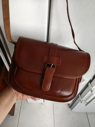 Bolso de piel marrón