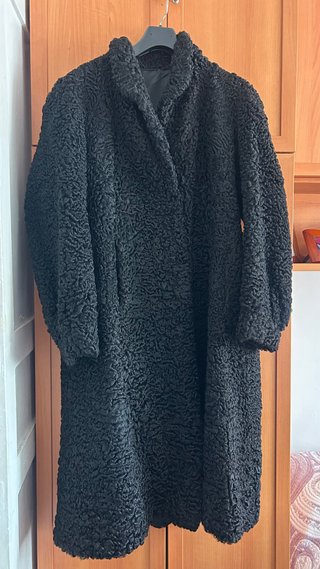 Chaqueta Negra de Textura Rizada