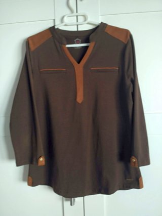 Camiseta Lloyd’s adornos en antelina. T. S