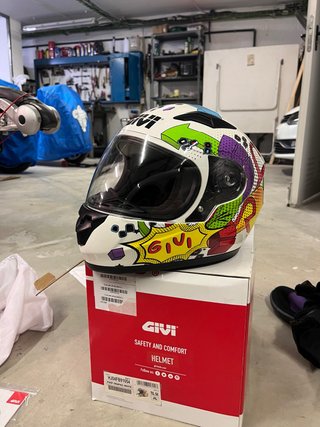 Casco de Moto Givi con Diseño Gráfico