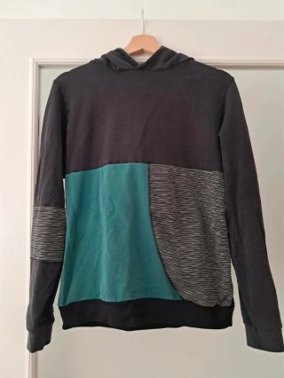 Sudadera con capucha estilo alternativo
