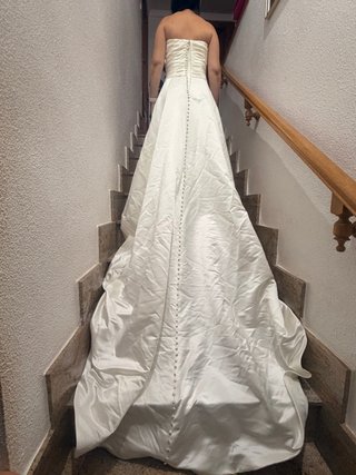 Vestido de novia con cola y botones
