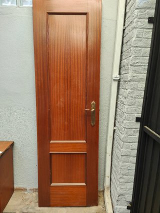 Puerta de madera clásica