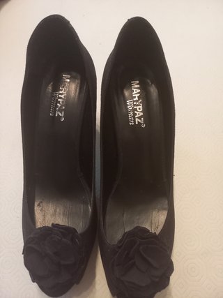 Zapatos de salón negros Marypaz con flor