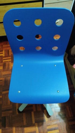 Silla de escritorio azul con ruedas