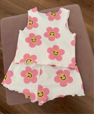 Conjunto de Bebé con Estampado de Flores