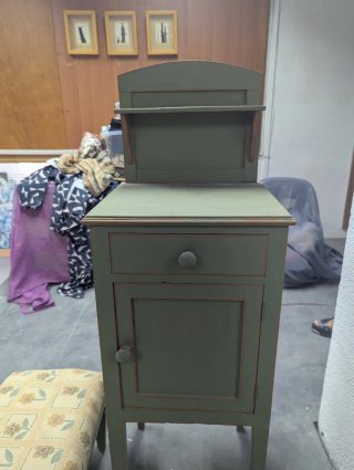 Mesita de noche de madera verde oliva