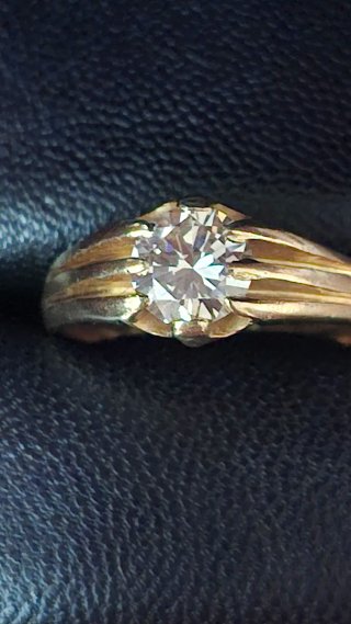 Anillo de oro con diamante natural