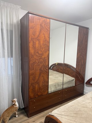 Armario de madera con espejos