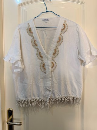 Blusa Blanca con Detalles y Flecos