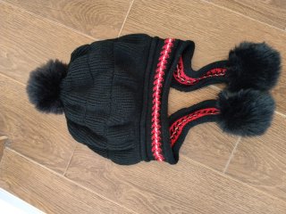 Gorro de Pelo Negro con Pompones
