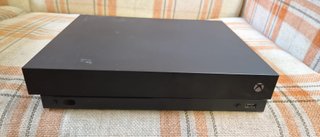 Consola Microsoft Xbox One X nera con controller