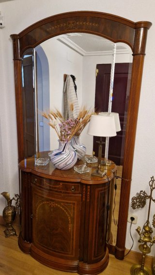 Recibidor de madera con espejo
