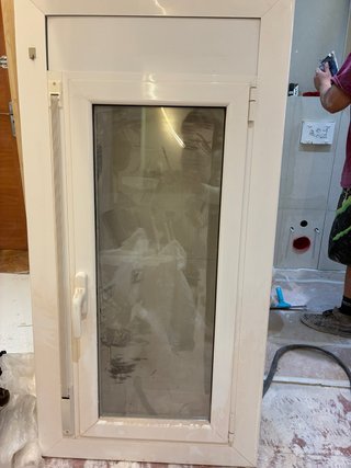 Ventana de Aluminio Blanca con Persiana