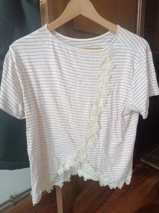 Camiseta a rayas con detalle de encaje