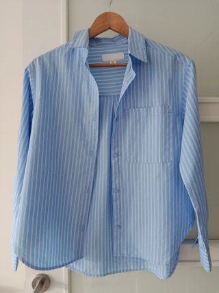Camisa azul. Es para 13 años y equivale a una S