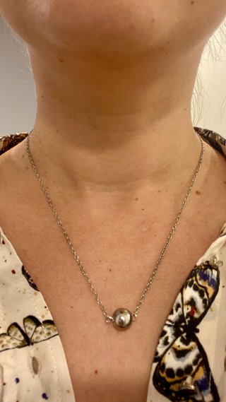 Collar Plateado con Bola Metálica