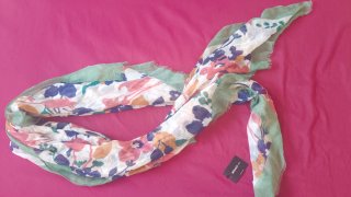 Pañuelo de Misako estampado de flores .