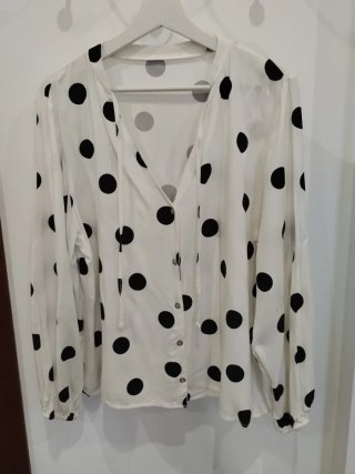 Blusa Blanco Roto con Lunares Negros Talla XL
