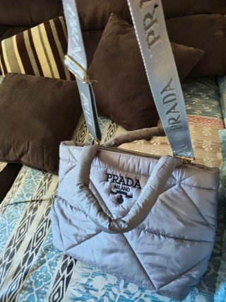 Bolso Prada acolchado gris