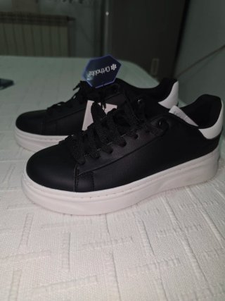 Zapatillas deportivas negras y blancas