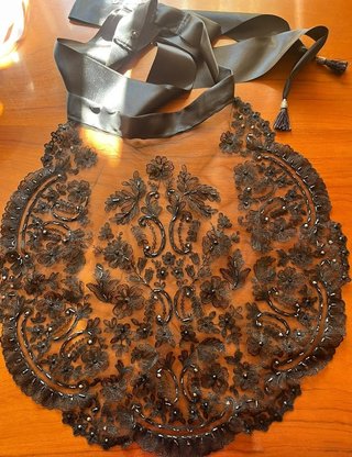 Mantilla y Delantal de Indumentaria regional