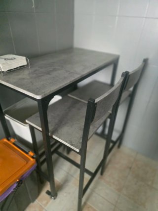 Mesa Alta de Cocina con 2 Taburetes