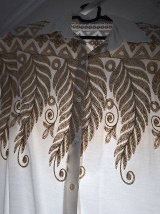 Blusa Blanca con Estampado Dorado