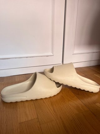 Chanclas estilo Yeezy Beige