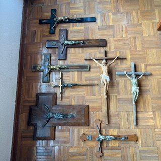 Lote de 8 Crucifijos de Pared Antiguos