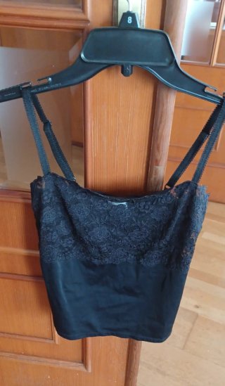 Camiseta de encaje floral en negro, tirantes finos