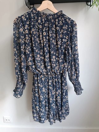 Vestido azul con estampado floral